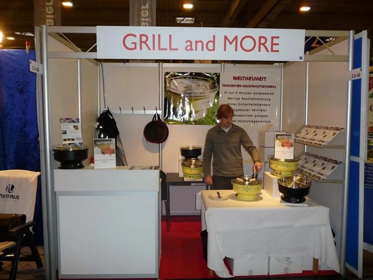 Der Holzkohlegrill auf der REISE & CAMPING