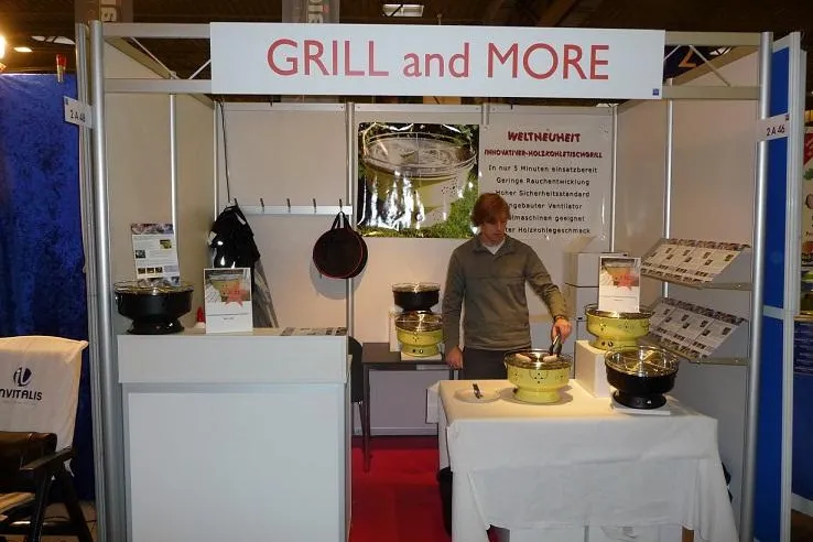 Bild: Präsentation des neuartigen GRILL & CHILL Holzkohle-Tischgrills auf der REISE & CAMPING