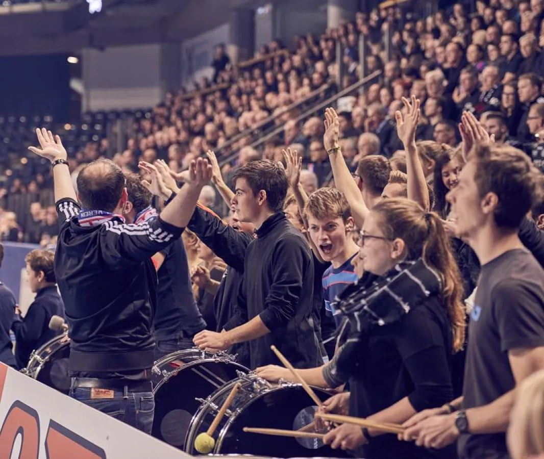 (Foto: hl-studios, Erlangen): der HC Erlangen und seine Fans freuen sich auf die Rückrunde
