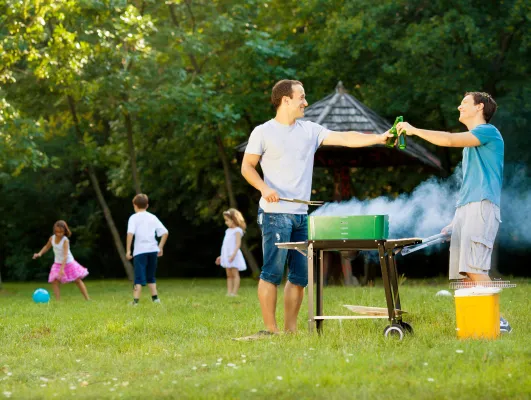 Grillen ohne Gefahr – Saftig, aber sicher: Für ein unbeschadetes Familien-BBQ Bild: Grillen ohne Gefahr – Saftig, aber sicher: Für ein unbeschadetes Familien-BBQ