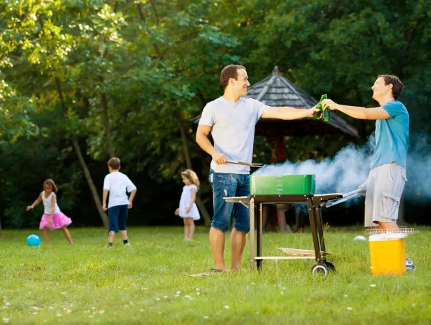 Bild: Grillen ohne Gefahr – Saftig, aber sicher: Für ein unbeschadetes Familien-BBQ