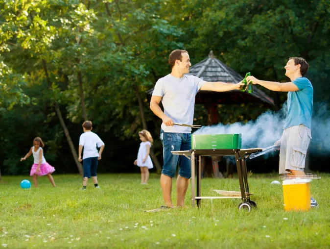 Bild: Grillen ohne Gefahr – Saftig, aber sicher: Für ein unbeschadetes Familien-BBQ