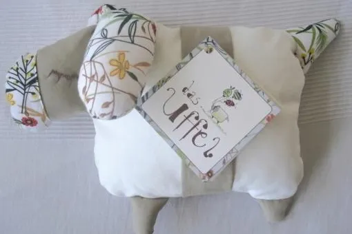 Bild: Uffel-Treue für ein ganzes Leben - Ein handgemachtes Kuscheltierkissen mit Charakter