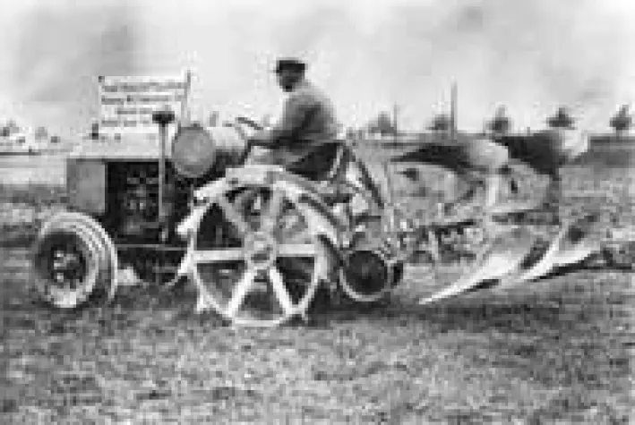 Bild: Ein Ackermoped unter Riesen: HANOMAG auf der Agritechnica