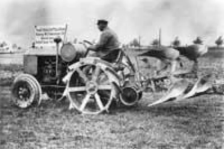 Bild: Ein Ackermoped unter Riesen: HANOMAG auf der Agritechnica
