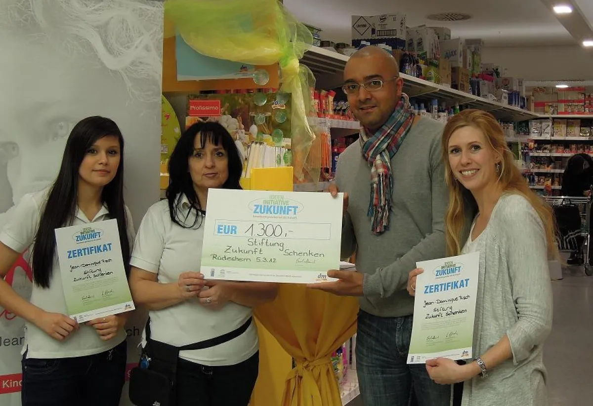 Isabell Müller und Brigitte Zimmer (v.l.) übergeben die Zustiftung an die Stiftungsvorstände