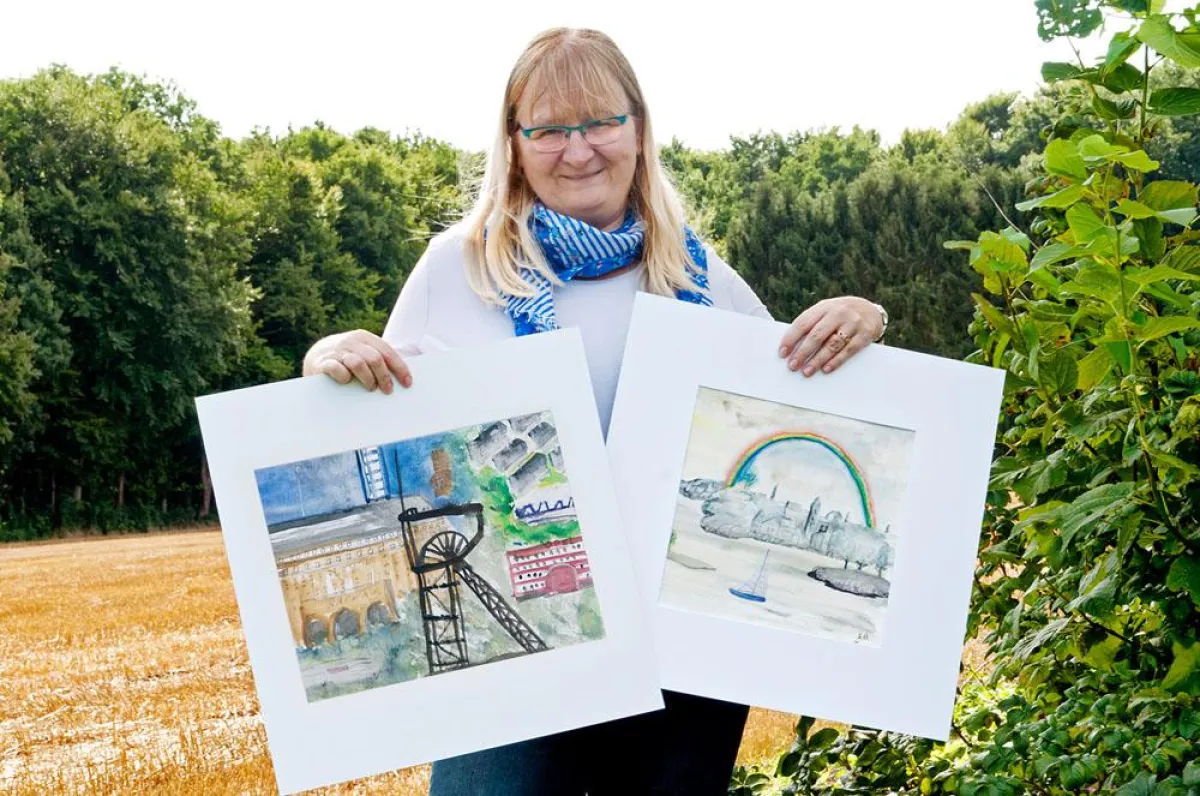 Susane Bremer mit zwei ihrer Werke