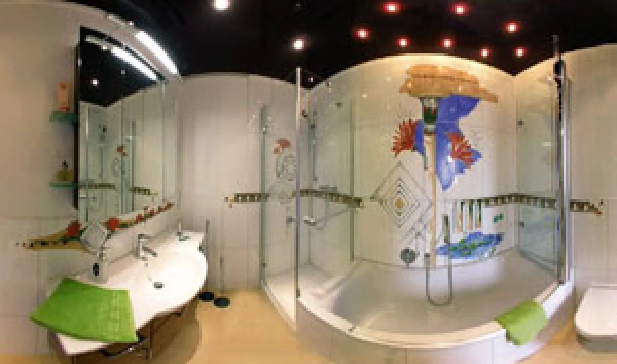 Keine Fliesen „von der Stange“: Obwohl alle Fliesen Unikate sind, ist das perönliche Traumbad für jeden Geldbeutel erschwinglich. (Foto: Kunsthaus)