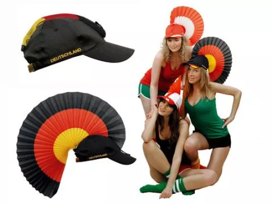 Zum EM-Finale - Seitenfenster-Autofahnen und Flagcaps auf Deutschlands Fanmeilen Bild: Zum EM-Finale - Seitenfenster-Autofahnen und Flagcaps auf Deutschlands Fanmeilen