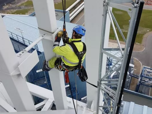 Bild: Die IBE Industrieservice GmbH bietet speziell zertifizierte Industriekletterer
