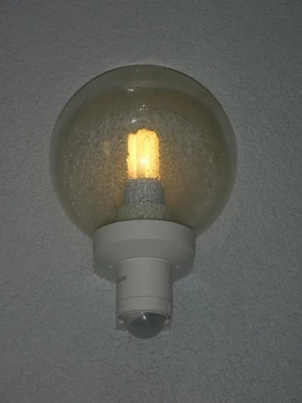 OSRAM-Energiesparlampe in STEINEL-Sensor-Außenleuchte