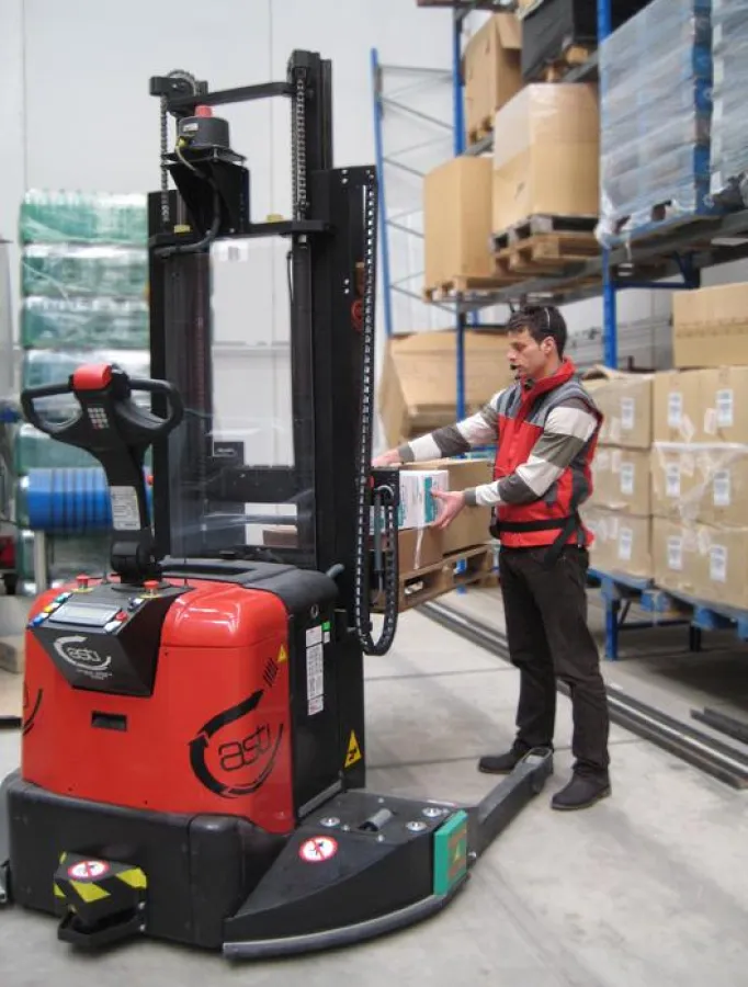 Die Pick and Go-Lösung von topsystem und ASTI kombiniert die Voice-Suite topSPEECH-Lydia mit führerlos arbeitenden Gabelstaplern.