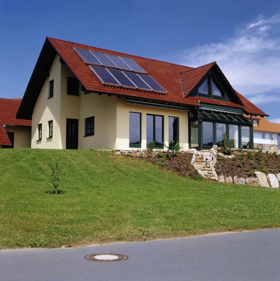 Schont die Umwelt und den Geldbeutel: Einfamilienhaus bestückt mit Kollektoren zur Warmwasserbereitung. Foto: BSW-Solar/Viessmann