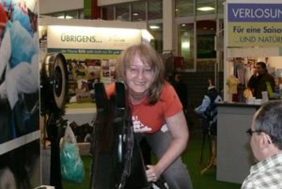 Ursula  Kuhn versucht sich am Rennpferdesimulator als Jockey