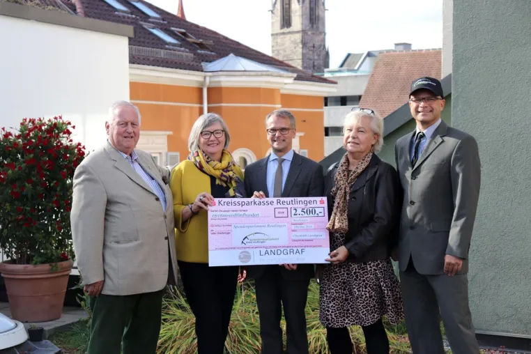 Bild: Landgraf Immobilienmakler Reutlingen spendet Euro 2500 an Spendenparlament