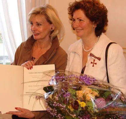 Bild: Bundesverdienstkreuz für Waltraud Weegmann - Engagement für Betreuung & Bildung ausgezeichnet
