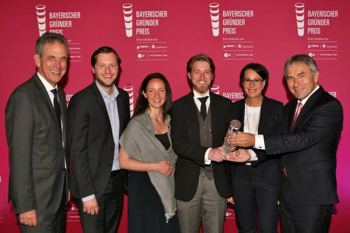 Preisübergabe (Foto: Sparkassenverband Bayern / Michael Giegold)