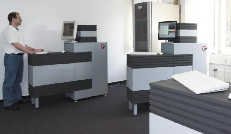 Pumpen-Vita auf Mikrofilm, Bornemann-Pumpen lässt das Mikrofilmarchiv bei DRS digitalisieren Bild: Pumpen-Vita auf Mikrofilm, Bornemann-Pumpen lässt das Mikrofilmarchiv bei DRS digitalisieren