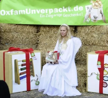 Bild: Anna Loos macht sich als Weihnachtsengel für die einZiegartigen Charity-Geschenke von Oxfam stark