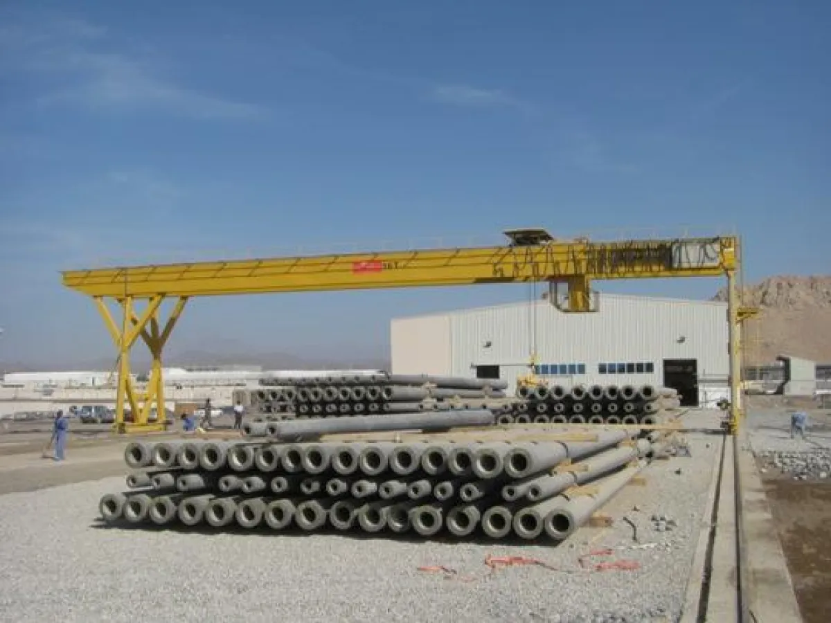 Der neue Lagerplatz ist bereits mit über 300 Masten gefüllt. Sie dienen bald der Stromversorgung der staatlichen Ölfelder.