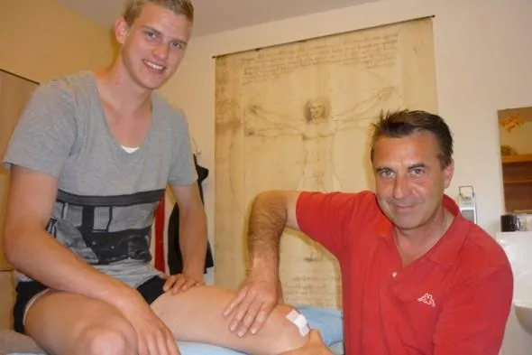 Deutscher Fußballmeister Sven Bender im Ambulanten Rehazentrum der Simssee Klinik Bad Endorf Bild: Deutscher Fußballmeister Sven Bender im Ambulanten Rehazentrum der Simssee Klinik Bad Endorf