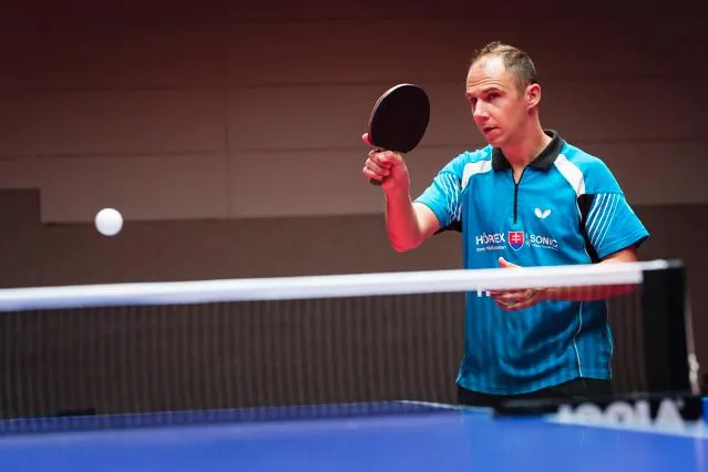 Bild: Spitzenleistung mit Hörminderung - HÖREX unterstützt schwerhörigen Tischtennisspieler Thomas Keinath