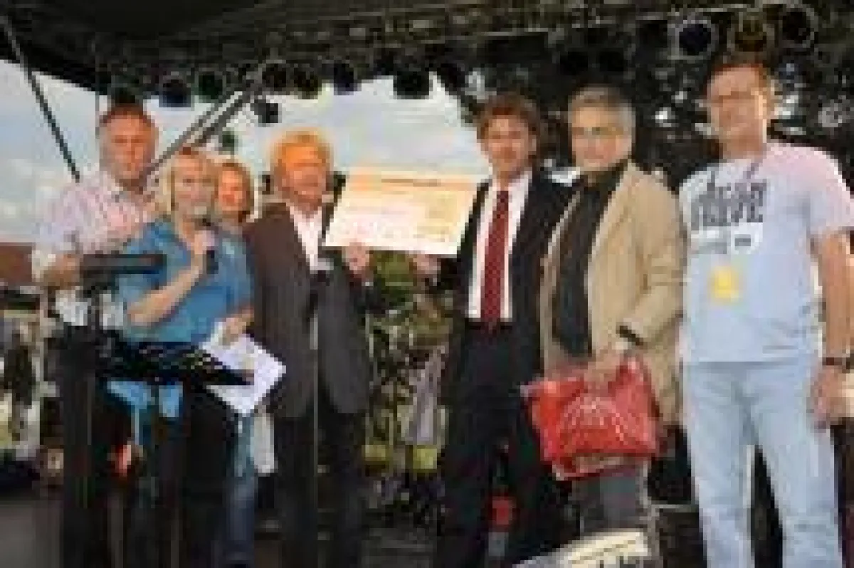 Scheckübergabe mit dem Vorsitzenden der BSP Bergkamen, Detlef Kubina (4. von links), dem Manager der Traditionsmannschaft, Michael Kentschke (3. von rechts) sowie dem Leiter der Infrastruktur des Berg