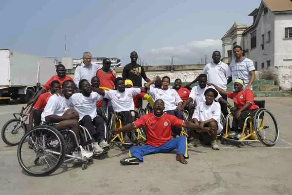 Bild: Auf unebenem Boden: Rollstuhlsportprojekt in Ghana
