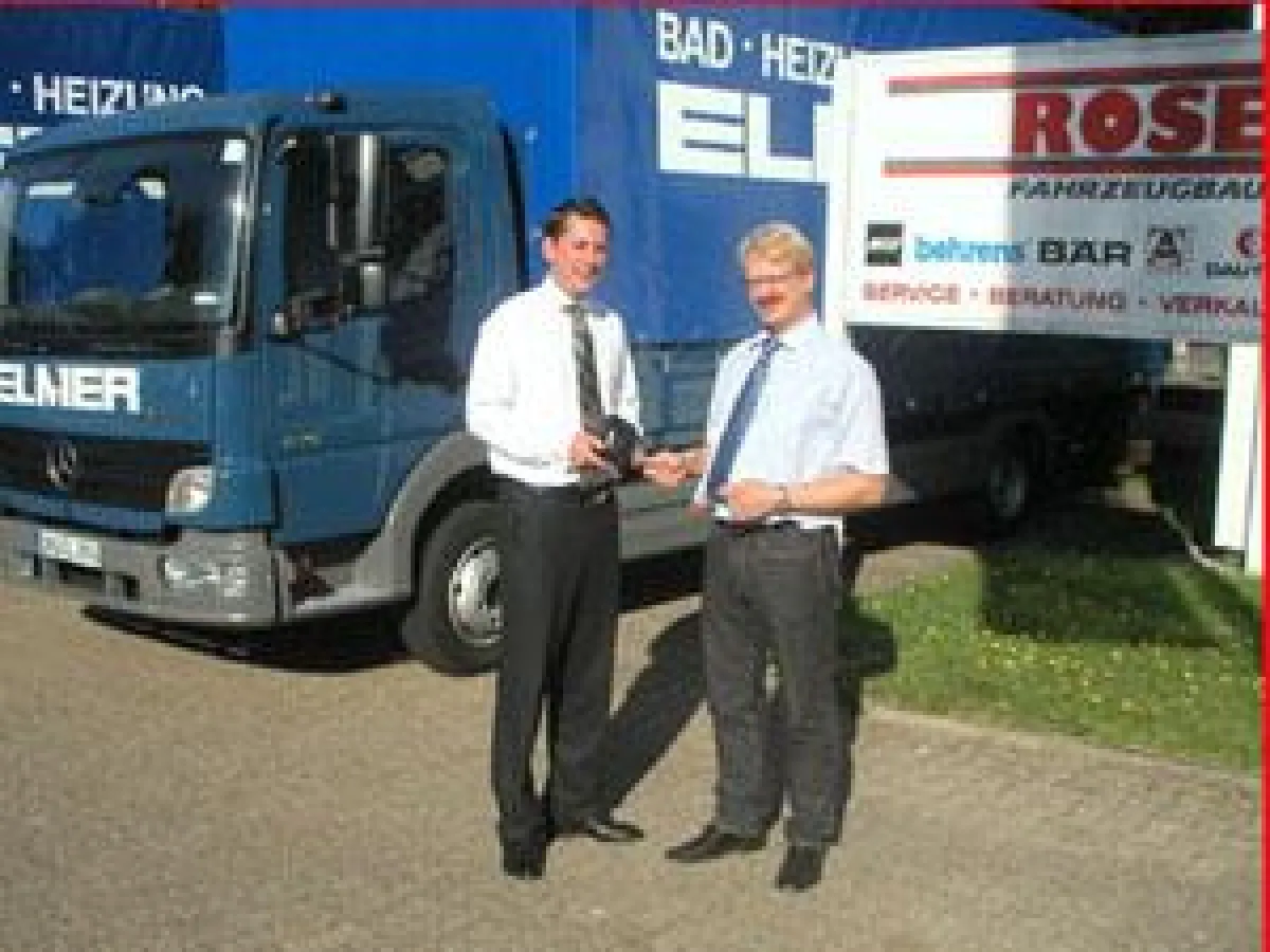 Übergabe der Fahrzeuge durch den Geschäftsführer Jochen von Kemp an die Elmer GmbH