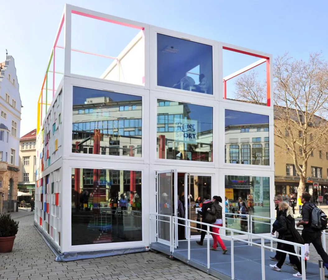 Ein imposanter Hingucker: Das SchokoHaus wird elf Tage in Warnemünde stehen.