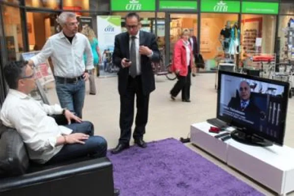 Bild: Mobiles Wohnzimmer wirbt für Hörerlebnisse: ReSound Marketing-Aktion schafft wireless den Draht zum Kunden