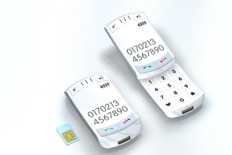 Bild: "Wozu brauche ich das iPhone? Ich will doch einfach nur telefonieren!" - MONO - Eine deutsche Mobiltelefonentwicklung genau nach den Wünschen der Nutzer präsentiert sich dem Publikum auf der Euromold 