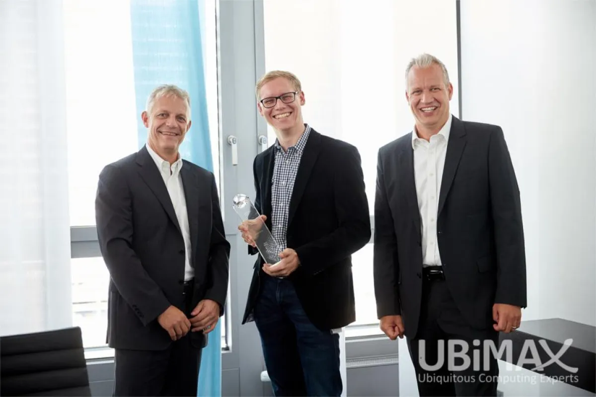 T. Leiduck (SAP, r.) und Dr. B-U. Pagel (SAP, l.) beglückwünschen P. Stocker (Ubimax GmbH)