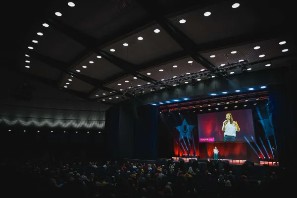 Bild: Ratinger Keynote Speakerin begeistert beim Spendenmarathon in Jahrhunderthalle | Reden für eine bessere Welt