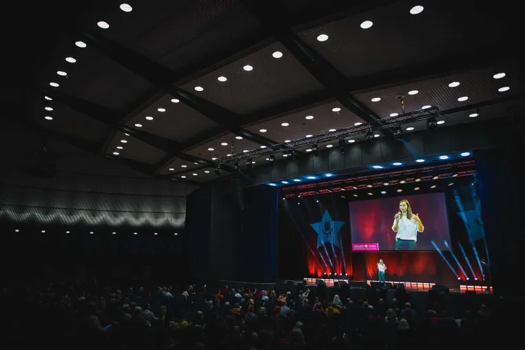 Bild: Ratinger Keynote Speakerin begeistert beim Spendenmarathon in Jahrhunderthalle | Reden für eine bessere Welt