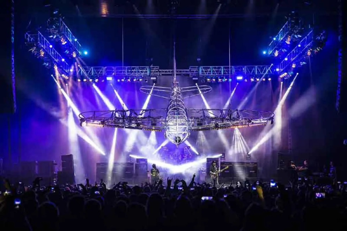 ROBIN Pointe und LEDWash 600 als Teil des „Bombers