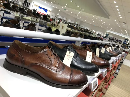 Bild: schuhplus führt große Schuhe für Herren in Kaltenkirchen