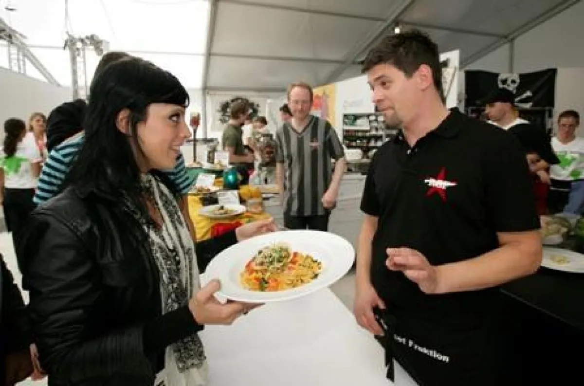 Stefanie Kloß, Frontfrau der Band Silbermond, war begeistert von den Gerichten der RGF und ließ sich von Gastkoch Tim Mälzer Spaghetti Bavetti mit Parmesan-Korb und Pilzen zubereiten. BILD: DaimlerChr