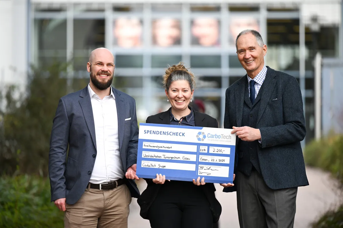 Sascha Vornweg (l.) und Helena Kellner überreichen Prof. Dr. Ulrich Radtke (r.) den Spendencheck (© CarboTech Gruppe)