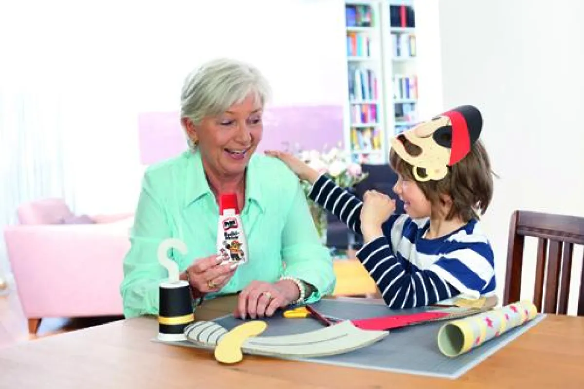 Sicher basteln mit Oma: Der Pritt Bastelkleber ist lösemittelfrei. Foto: Henkel Pritt