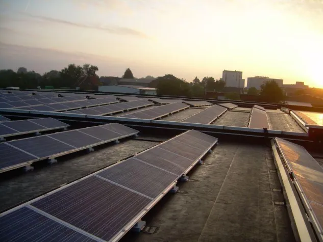 Bild: Aufdach Anlage mit Ceniq Flachdachsystem