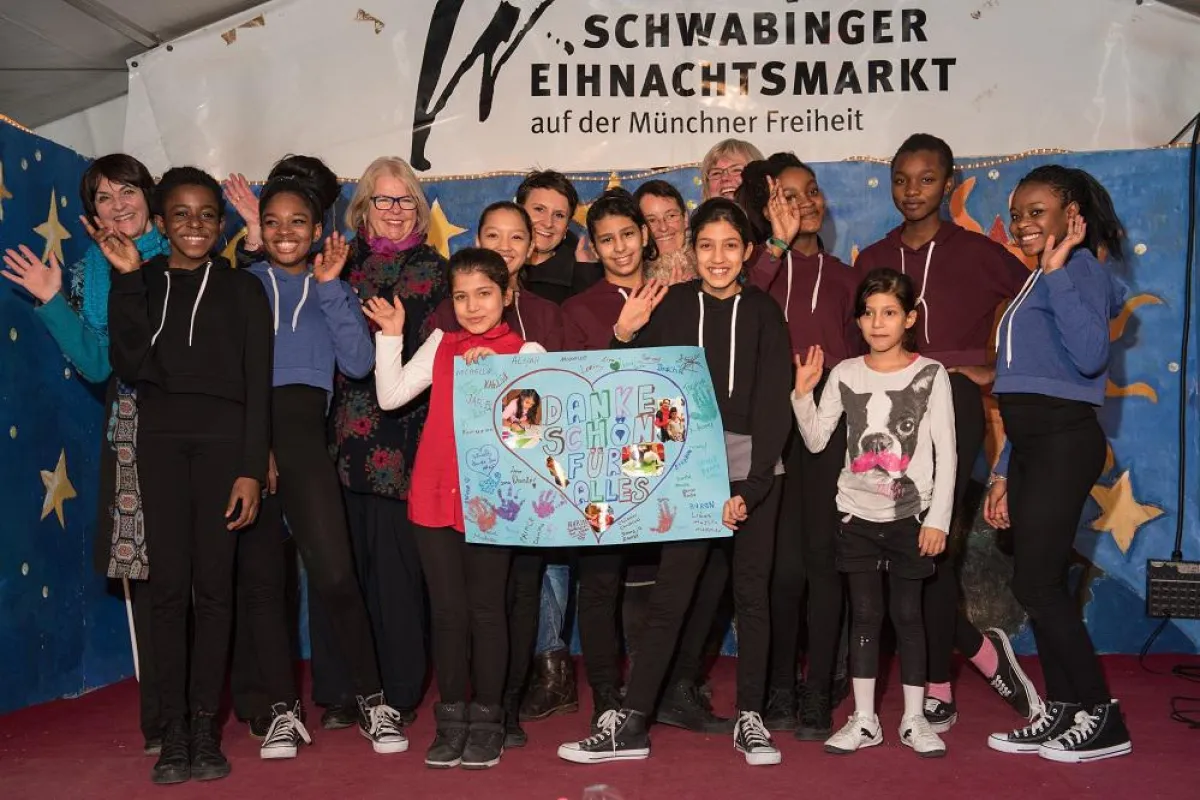 Beschenkte Kinder und Organisatoren der Wunschbaum Aktion