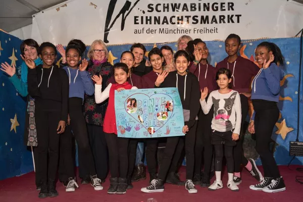 Bild: Freudentanz der Alveni Flüchtlingskinder