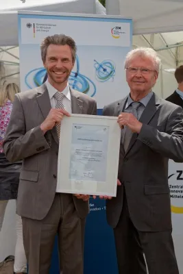 Wirtschaftsminister Gabriel zeichnet innovativen Glas- und Fensterbau-Fachbetrieb aus Bild: Wirtschaftsminister Gabriel zeichnet innovativen Glas- und Fensterbau-Fachbetrieb aus