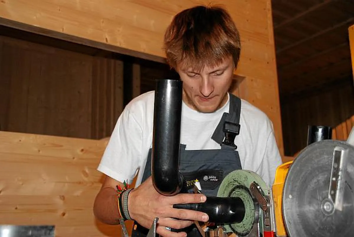 Wollen in nur fünf Tagen ein Passivhaus bezugsfertig bauen: Lehrlinge auf der ersten Vorarlberger Öko-Lehrlingsbaustelle. (Copyright: initiativehandwerk)