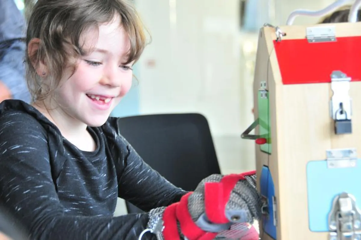 Mit Handmanschetten, die die Gelenksteifigkeit simulieren, lassen sich Schlösser nur schwer öffnen. ([Foto: Evelyn Kästner / FLI])