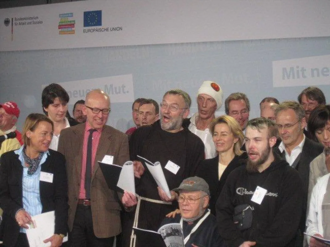 (v.li.nach re.): Lisa von Lüzelburg (Parea), Imke Duplitzer, Heinz Bude, Bruder Paulus, Ursula von der Leyen und Reinhold Beckmann während der Auftaktveranstaltung zum Europäischen Jahr 2010 gegen Arm