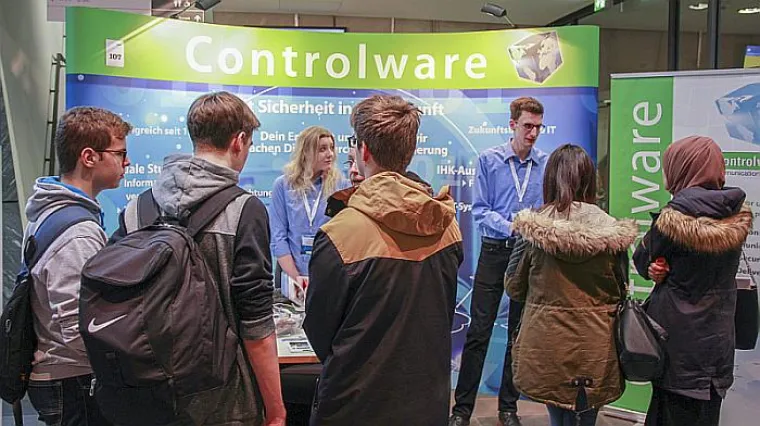 Controlware auf der hobit 2018: Duale Studiengänge werden immer beliebter Bild: Controlware auf der hobit 2018: Duale Studiengänge werden immer beliebter