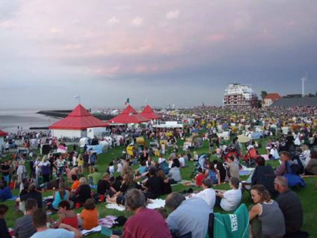 Gespanntes Warten in der Cuxhavener Grimmershörnbucht beim „Sommerabend am Meer”