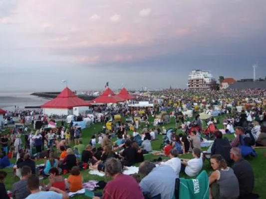 Bild: Ein Sommerabend am Meer in Cuxhaven
